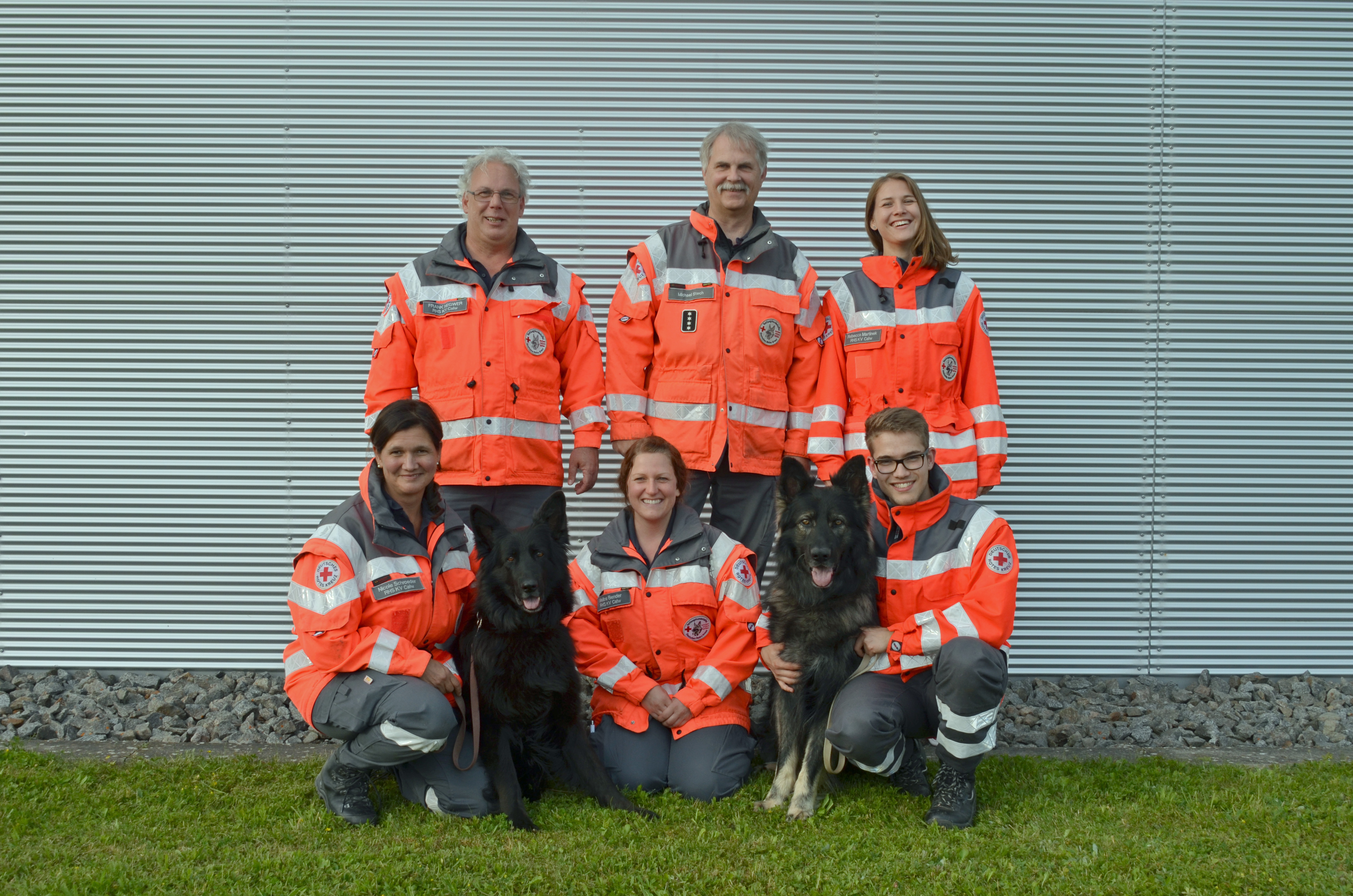 Die Rettungshundestaffel freut sich über drei neue Rettungshundeteams und über eines, das seine Einsatzfähigkeit erneut bestätigt hat. (v.r.n.l.: Frank Negwer, Nicole Schroeder mit Donna (Altdeutscher Schäferhund), Michael Stech (Bereitschaftsleiter)