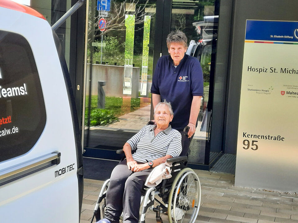Unsere Fahrgästin wurde mit den DRK-Glücksmomenten von Nagold nach Oberjettingen gebracht.