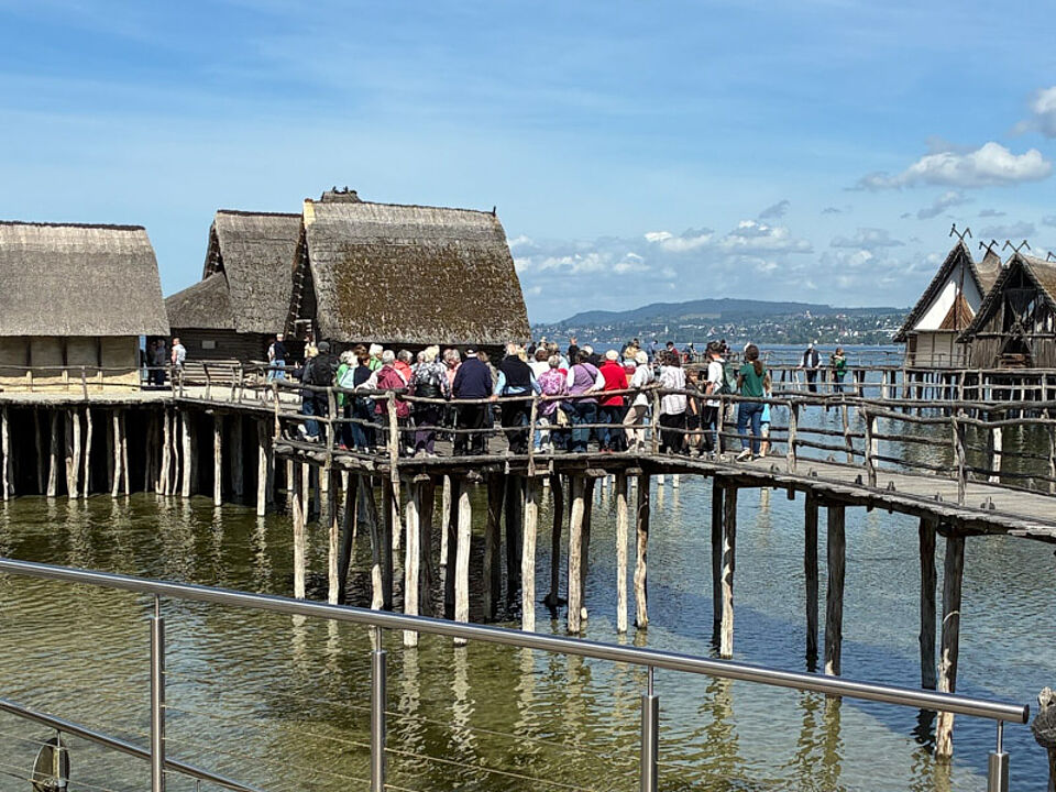 Ausflug Uhldingen Seniorinnen und Senioren auf den Stegen im Pfahlbautenmuseum.