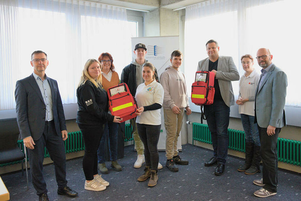 Auf dem Bild: Ralf Seitz (Schulleiter HGS), Lena Deutsch, Beatrix Jach (Schulsozialarbeit JGDS), Levi Andrae, Jana Läpple (Kreisjugendleitung DRK KV Calw), Lars Hadwiger, Robert Kokic (BARMER), Michaela Läpple (Servicestelle Jugendrotkreuz und Schulsanitätsdienst DRK KV Calw) und Michael Niedoba (Schulleiter JGDS).