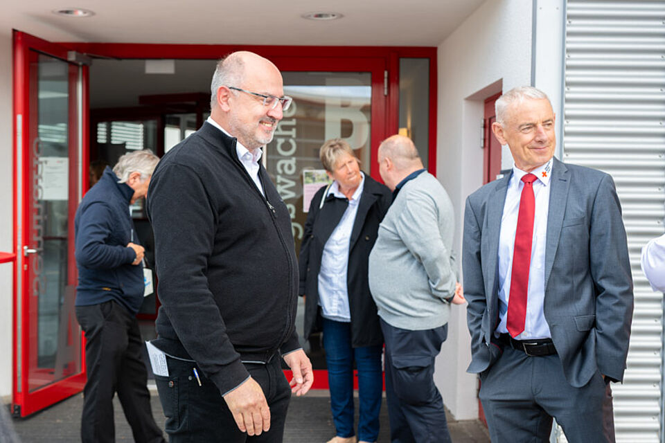 Verabschiedung Seeger Mehrere Menschen des DRK Calw im Gespräch.