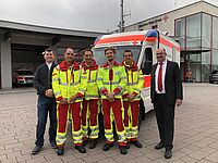 Rettungsdienstleiter Werner Schwemmle (li.) und Geschäftsführer Thomas Seeger (re.) freuen sich zusammen mit den Mitarbeitern Ralf Modest, Markus Ziegler, Clemens Hattingen und Benedikt Schröder über den zusätzlichen Rettungswagen