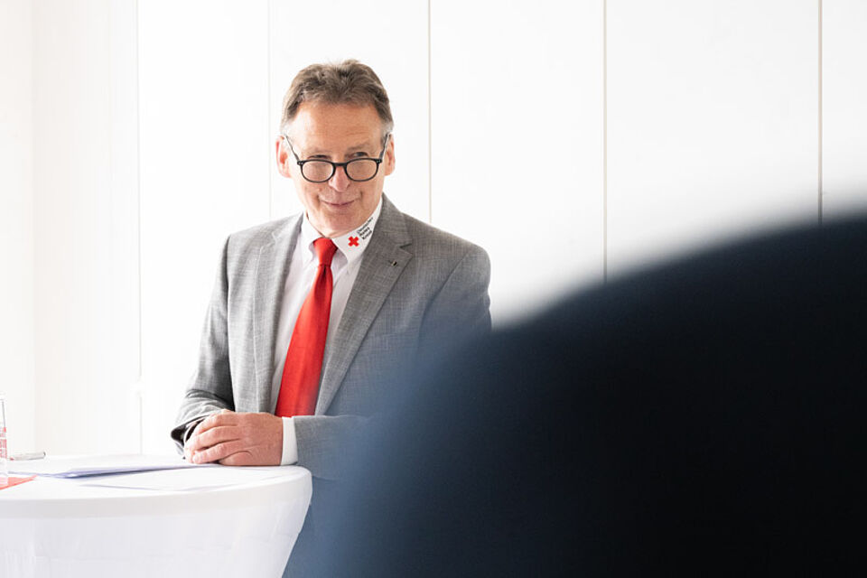 Verabschiedung Seeger Der Präsident des DRK Calw hält eine Rede.
